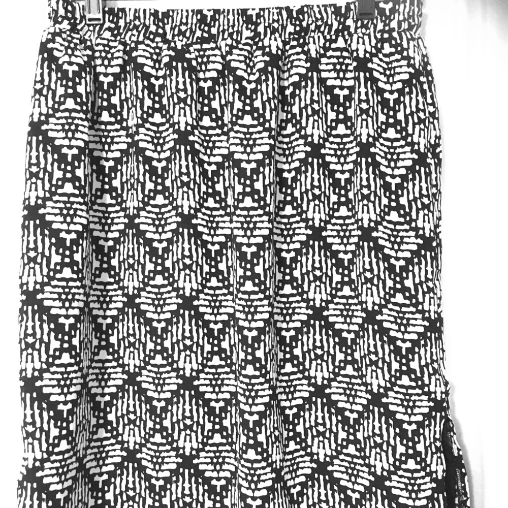 EUC casual black and white skirt